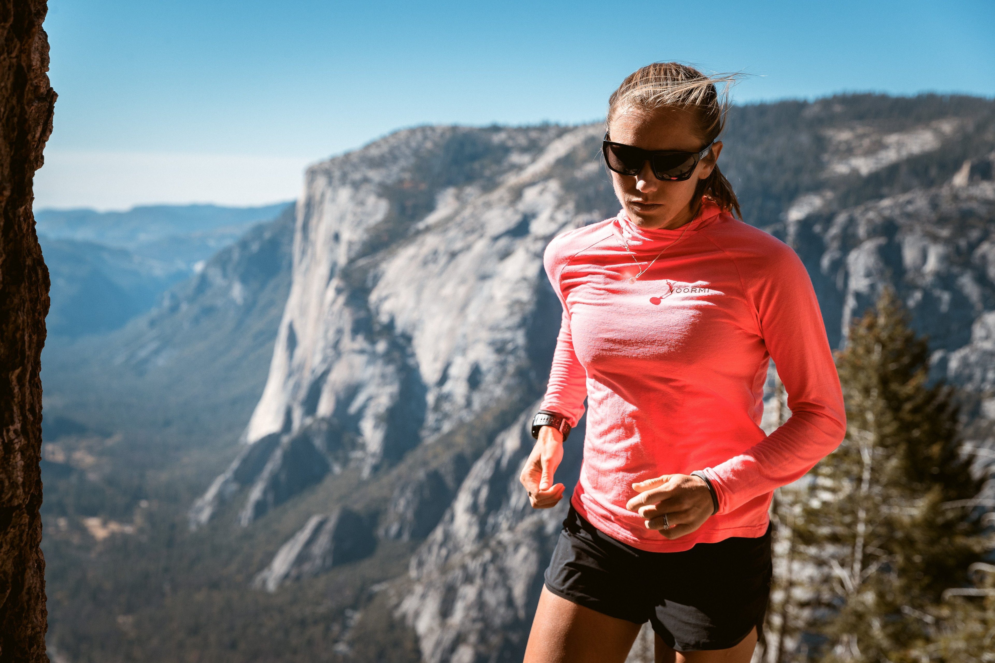 WOMEN'S ROAD RUNNER HOODIE